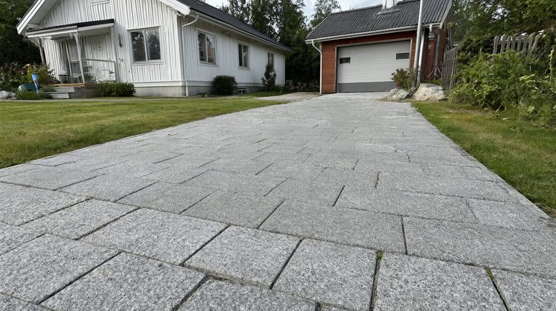 Natursten och granit vid infarten