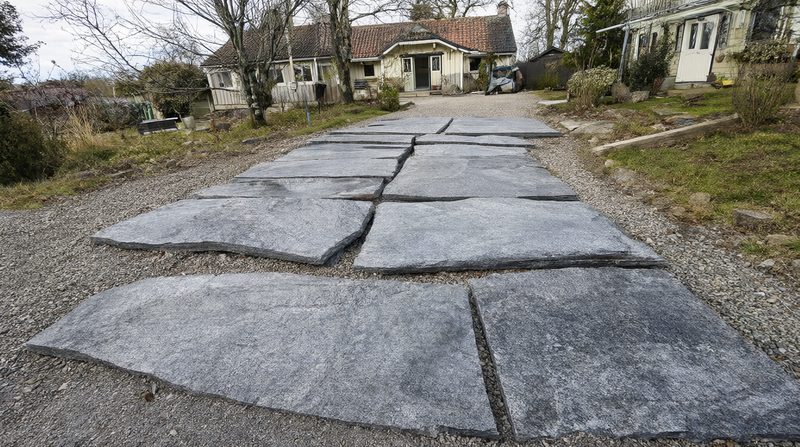 Natursten och granit vid infarten