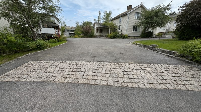 Natursten och granit vid infarten