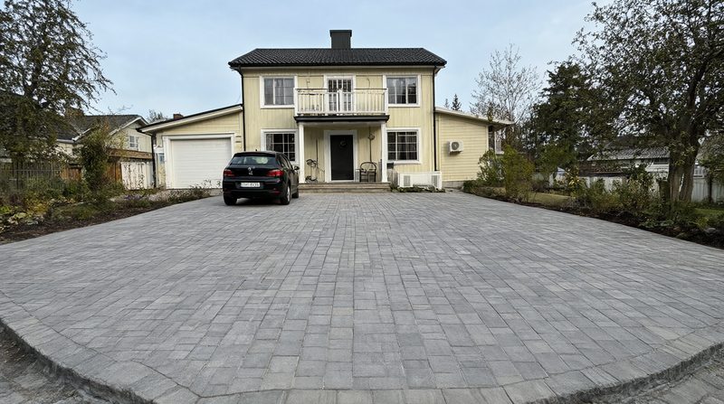 Stenläggning av uppfart och gård