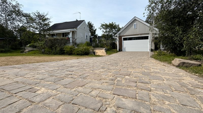 Stenläggning av uppfart och gård