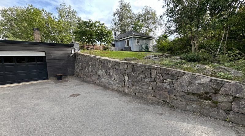 Stödmurar och trappor vid uppfarten