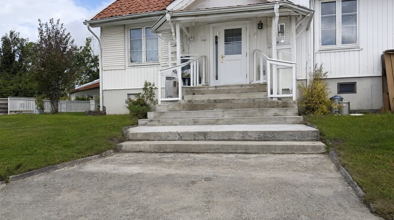 Stödmurar och trappor vid uppfarten